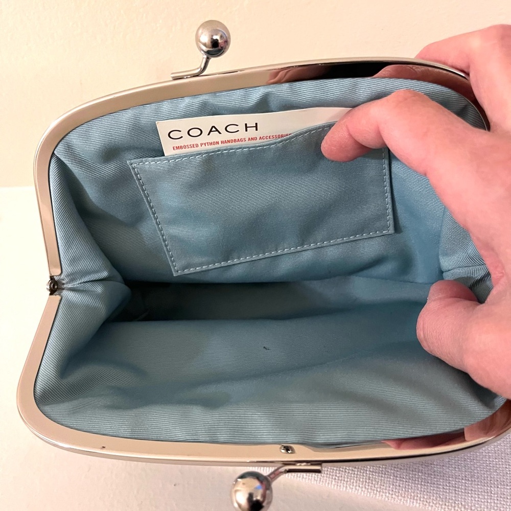 👜 COACH Gray Leather Snakeskin Embossed Kisslock Framed Wristlet - Picture 4 of 6